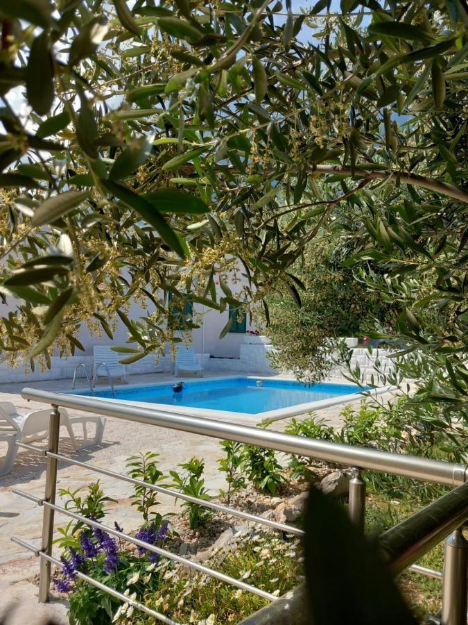 Holiday House M&A&K With Swimming Pool Kaštel Štafilić Eksteriør billede