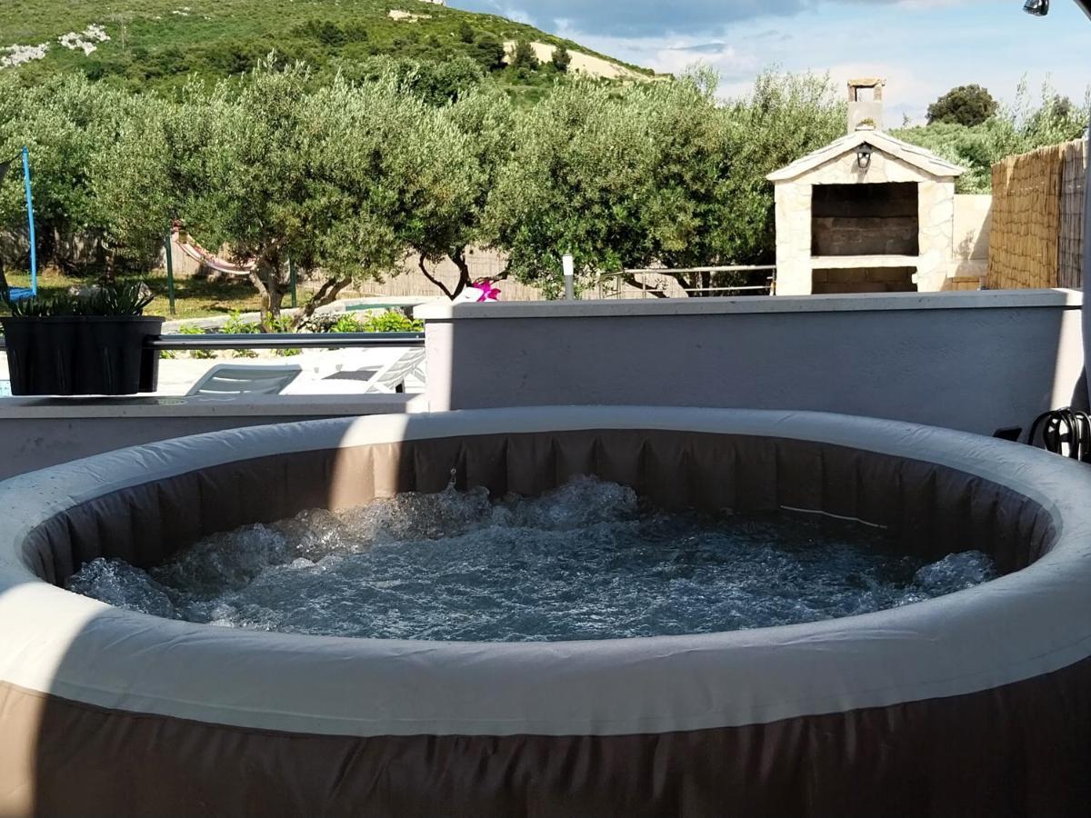 Holiday House M&A&K With Swimming Pool Kaštel Štafilić Eksteriør billede