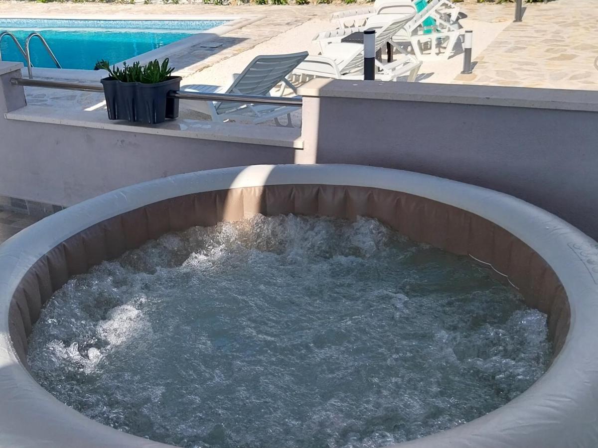 Holiday House M&A&K With Swimming Pool Kaštel Štafilić Eksteriør billede